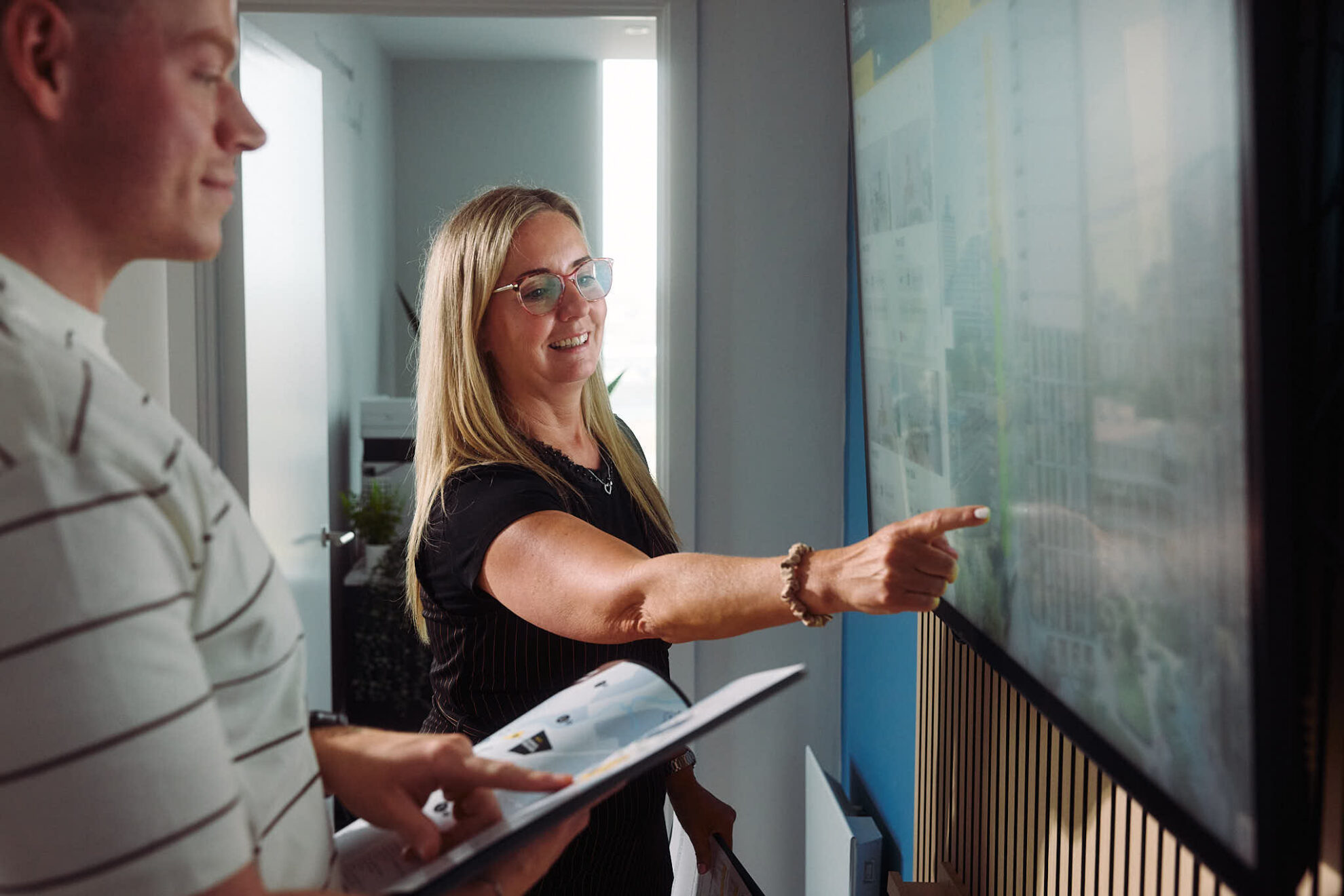 Sales advisor using interactive screen